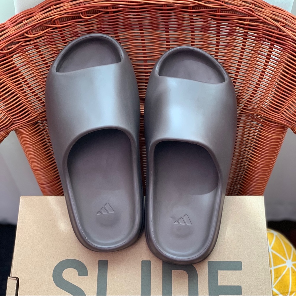 Yeezy Slide soot -Unisex sandals